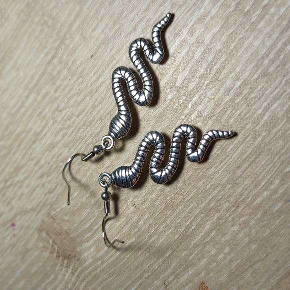 Snake dangle earrings - Picture 3 of 4